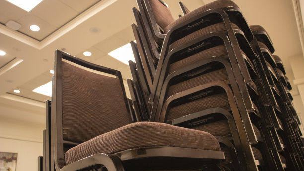 几把棕色和灰色的活动椅图片下载