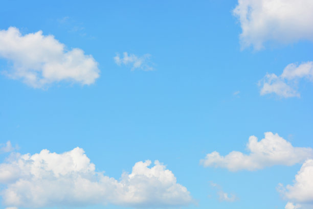 明亮多彩的照片，天上的天使白云和蓝色，蓝天与阳光。轻盈，精致和轻盈的多云背景与白色和蓝色的光和颜色。图片下载