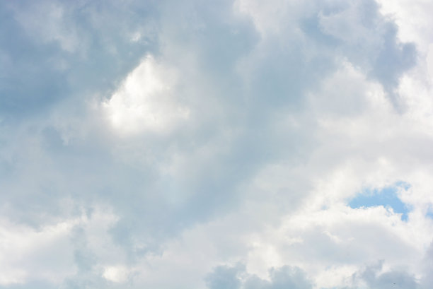 明亮多彩的照片，天上的天使白云和蓝色，蓝天与阳光。轻盈，精致和轻盈的多云背景与白色和蓝色的光和颜色。图片下载