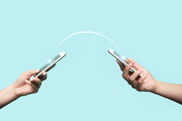 两只手拿着手机图片下载