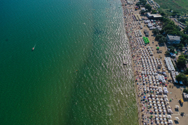 沙滩，大海，五颜六色的伞和大海图片下载