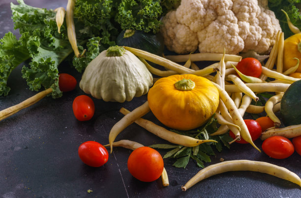 一幅美丽的蔬菜图片。西葫芦，西红柿，南瓜，花椰菜，豆荚。一切都是在有机农场上种植的图片下载