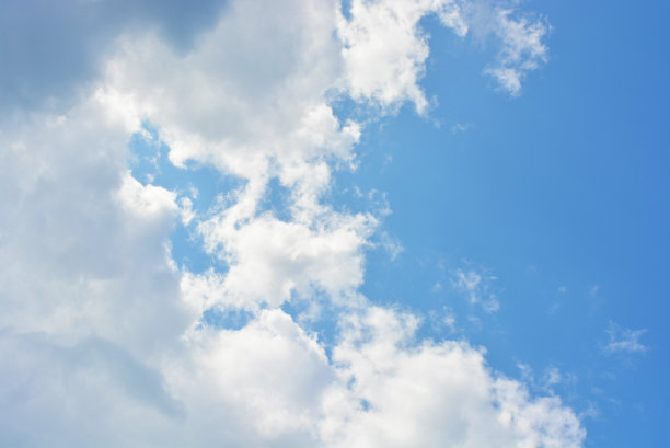 明亮多彩的照片，天上的天使白云和蓝色，蓝天与阳光。轻盈，精致和轻盈的多云背景与白色和蓝色的光和颜色。图片下载