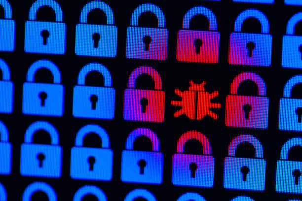 Bug是恶意软件和木马病毒的标志，在程序代码中。黑客攻击和盗窃个人信息和数据。蓝色像素锁和红色Bug上的黑色背景，特写图片下载