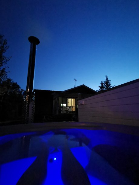 瑞典夏日夜晚的户外沐浴。图片下载
