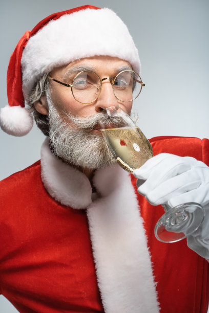 圣诞老人喝着玻璃杯里的香槟图片下载