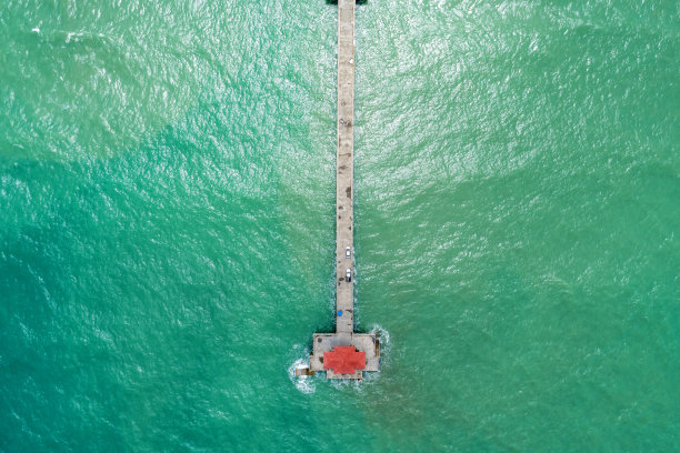 从无人机上俯瞰热带海洋中的长桥美丽的海面背景图片下载