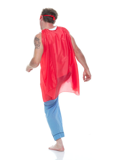 穿着睡衣和超级英雄披风的男人正在战斗图片下载
