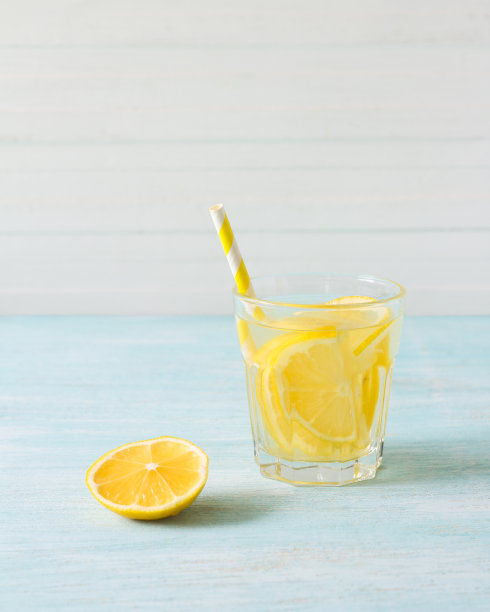 白色背景玻璃杯中的柠檬水图片下载