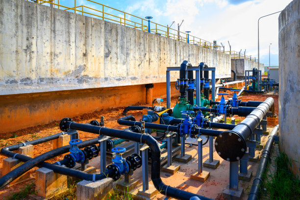 污水处理场。静态航空照片向下看澄清罐和绿色草地。几何背景纹理图片下载