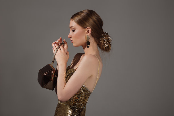 穿着金色裙子的漂亮年轻女人图片下载