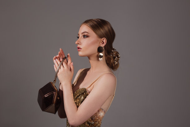 穿着金色裙子的漂亮年轻女人图片下载