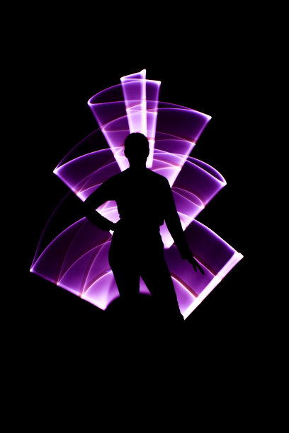 前面有个女人的剪影。Lightpainting会话。图片下载