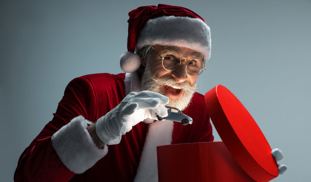 圣诞老人把车装在打开的礼品盒里图片下载