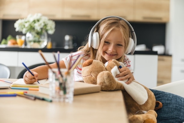 小音乐爱好者和玩具狗的照片图片下载