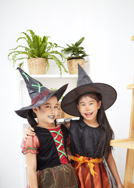 在家里描绘亚洲女孩在万圣节服装图片下载