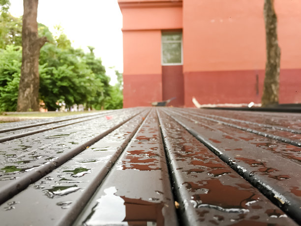 空的黑色条和水滴与模糊的建筑背景图片下载