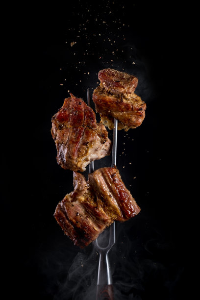 叉子上放着一块块美味的烤肉图片下载