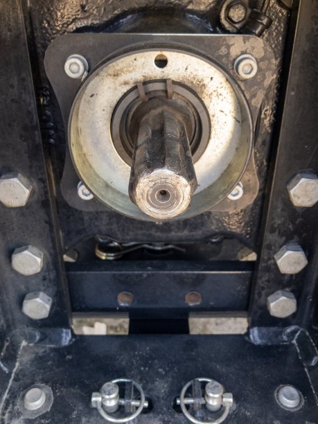 拖拉机发动机内的铁制液压管图片下载