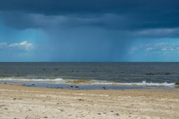 波罗的海上空乌云密布。下雨了。图片下载