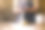 女人的手，面粉和面团。在面团和面粉的框架中悬浮。一个穿着围裙的妇女正在为家庭烘焙准备生面团。乡村风格的照片。木桌，麦穗和面粉。情感上的照片。图片下载