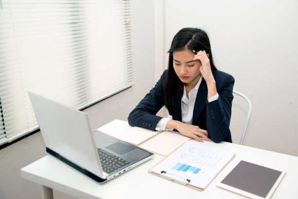 年轻美丽的女商人在办公室里承受着疲惫的工作压力。图片下载