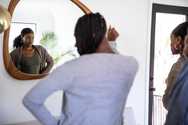 女性朋友在家里玩，在客厅唱歌跳舞图片下载