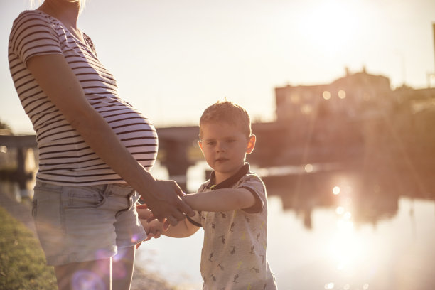 与妈妈一起期待图片下载