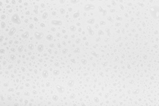 水滴落在玻璃上。雨滴在白色玻璃背景上图片下载