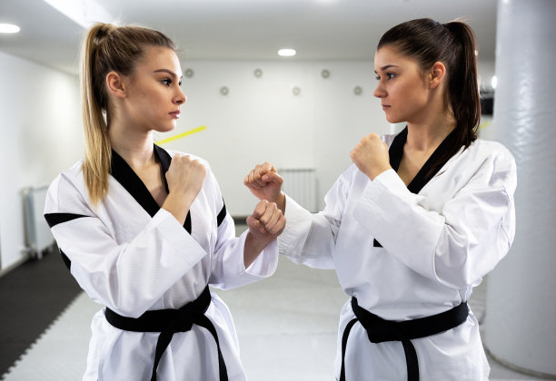 两个年轻女子准备拳击和练习跆拳道图片下载