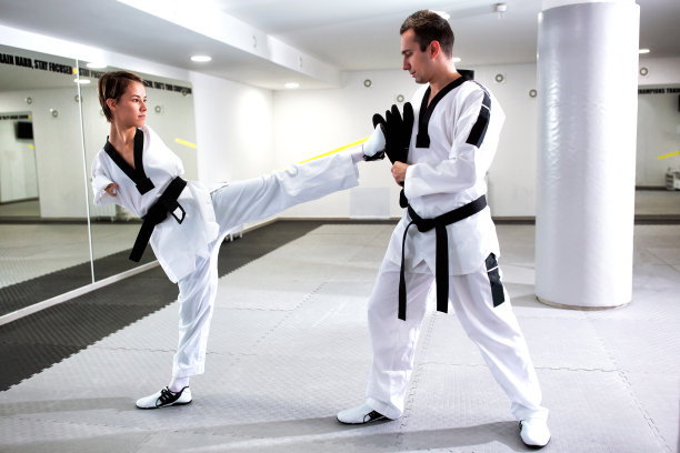 勇敢和精神坚强的年轻女子与身体残疾刻苦训练表演武术图片下载