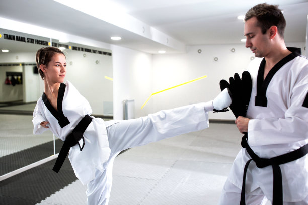 年轻可爱的女孩与身体残疾专注于踢技术图片下载