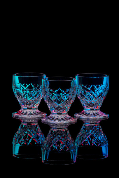 三杯酒精在明亮的照明孤立在一个黑色的背景图片下载