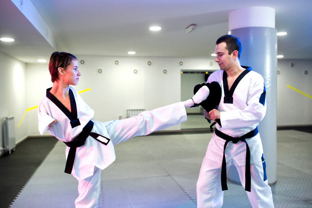 专心致志的年轻女子训练空手道尽管她的残疾图片下载