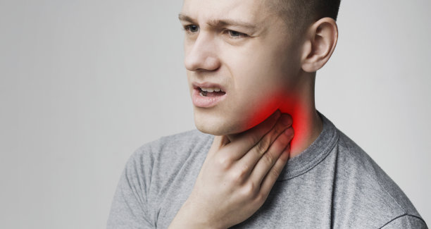 患有扁桃体炎的年轻人，把他的脖子弄脏了图片下载