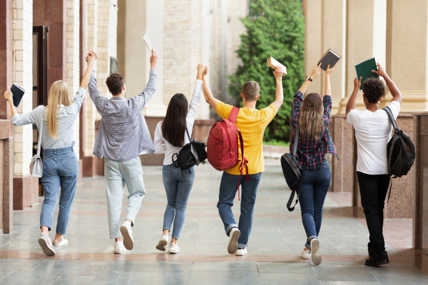 学生通过考试后走在大学校园里图片下载