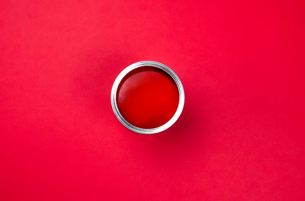 固体颜料罐和底色为红色。图片下载