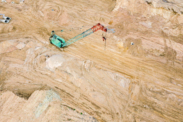 大型道路施工现场的工业履带式起重机。航拍照片图片下载