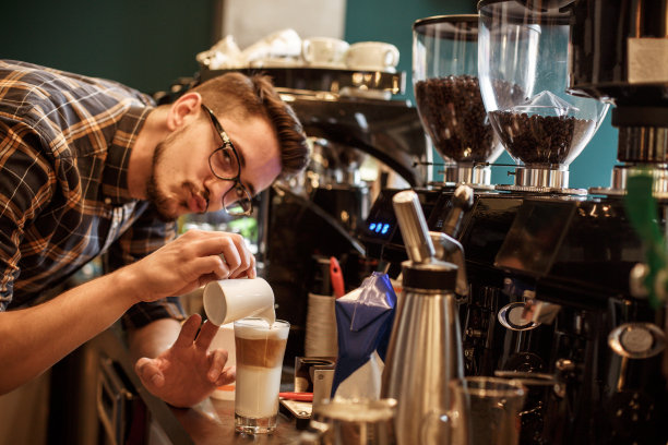欢快的调酒师在工作中煮咖啡图片下载
