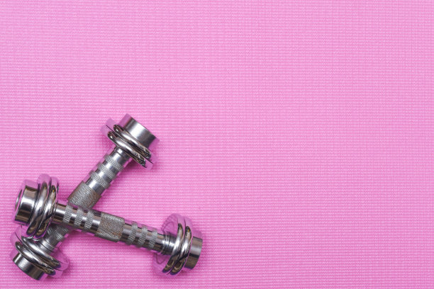 瑜伽垫和健身器材和哑铃举重图片下载