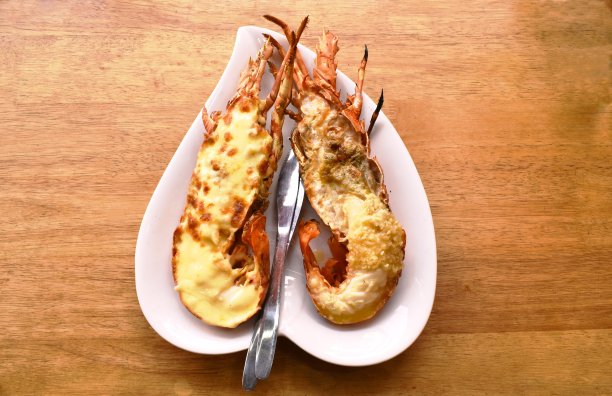 烤龙虾虾配芝士黄油大蒜图片下载