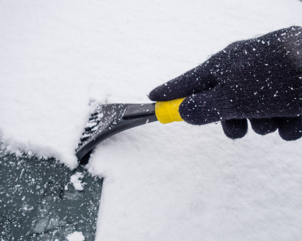 汽车挡风玻璃被冰刮伤图片下载