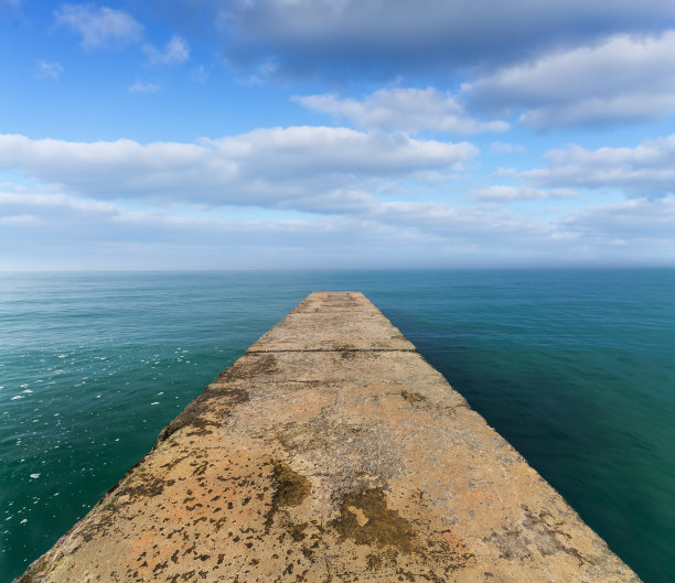 海滩上平静的波涛图片下载