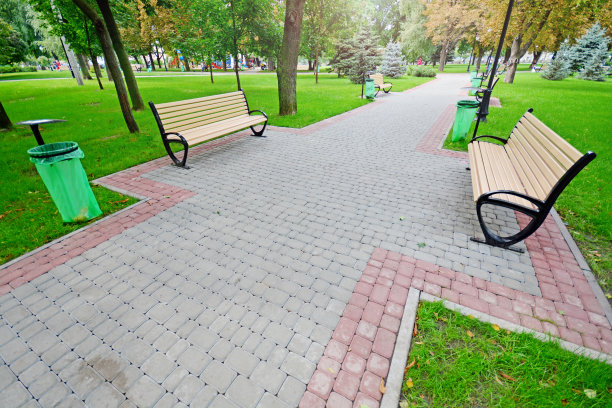 小巷在干净的欧洲城市公园图片下载