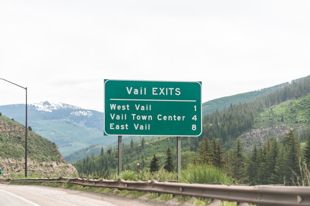 维尔公路高速公路通过科罗拉多镇与标志出口在落基山脉与镇中心图片下载