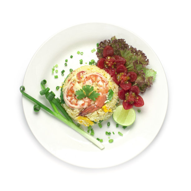 炒饭用虾装饰蔬菜雕刻中泰美食融合风格流行的泰国菜单在白色背景上俯视孤立图片下载