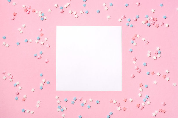 粉红色背景上的小星星形状的五彩纸屑。图片下载