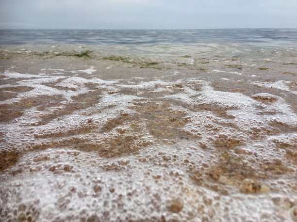 克里米亚海滩上的海浪图片下载