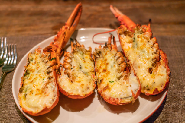 热奶酪烤龙虾在白色盘子图片下载