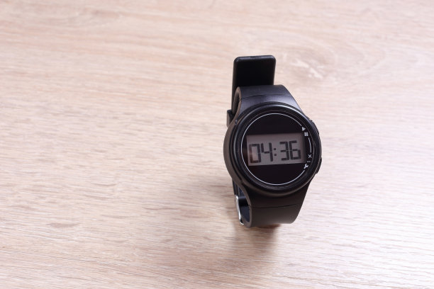 木制背景上的黑色电子表图片下载